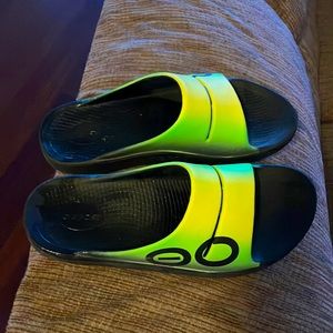 OOFOS Flip Flops! Size 12 mens.